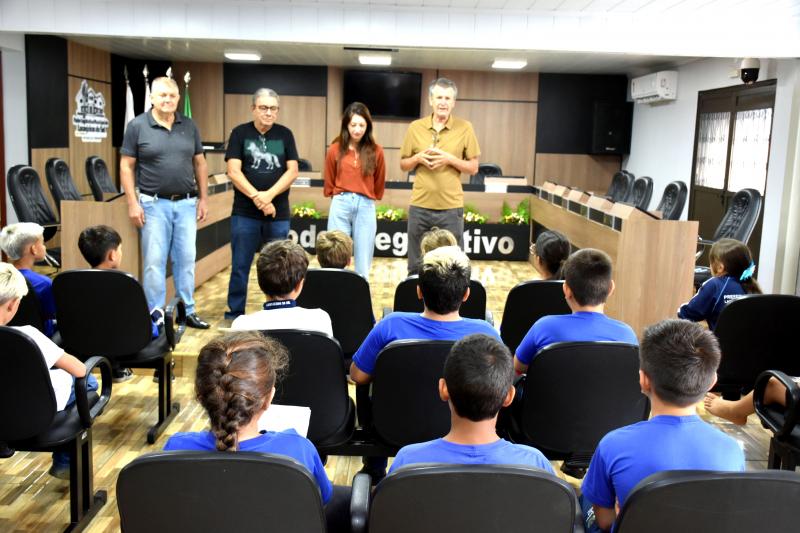 Alunos do 4º ano visitam a Câmara de Vereadores e conhecem o papel do Legislativo